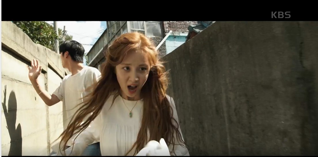 逃げるスルビとスグァン