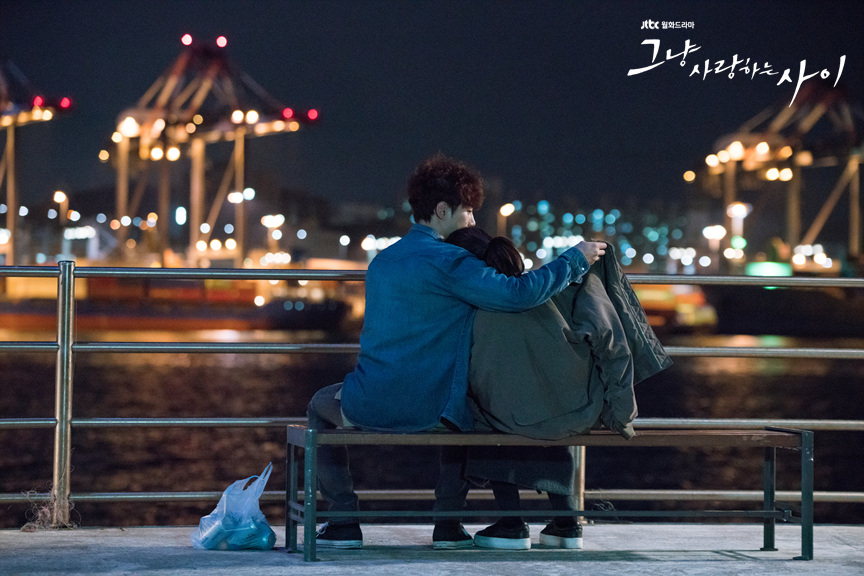 寄り添うガンドゥとムンス