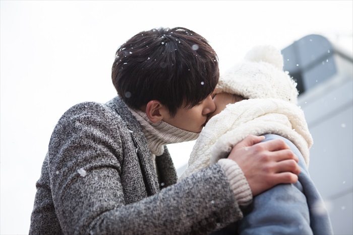 キスをするヨンシンとヒーラー